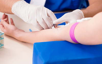 患者への採血の実施